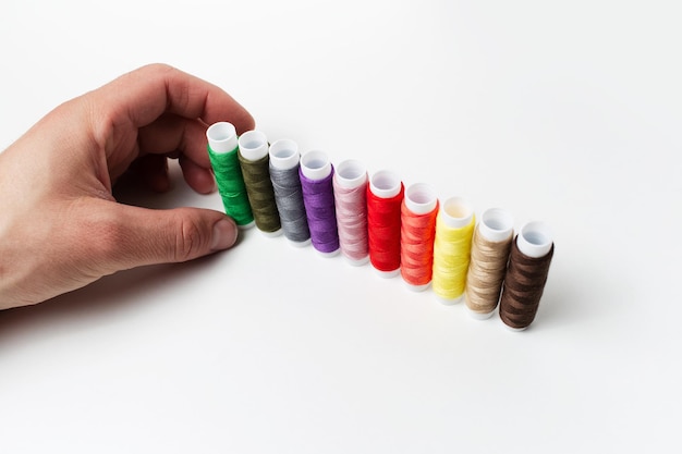 haft artystyczny na lnianej tkaninie