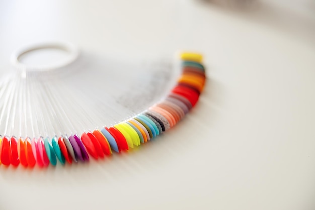 kolorowe nici i wzorniki na stole
